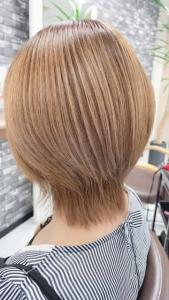 小顔グレーベージュデ、ザインカラー外ハネボブ - TOP SHAPE掲載