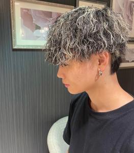 メンズカットシルバーハイライトパーマ - HAIR & MAKE EARTH 栄店掲載