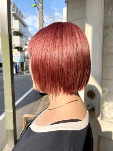 切りっぱなし大人の前髪ありショートボブピンクオレンジ30代 - CHAINON掲載