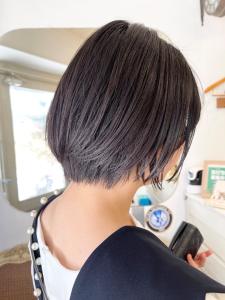 透明感アップパープルブラック丸みショートボブ白髪ぼかし40代 - CHAINON掲載