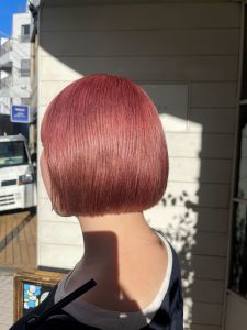 ワイドバングぱつっと切りっぱなしショートボブピンクカラー - CHAINON掲載