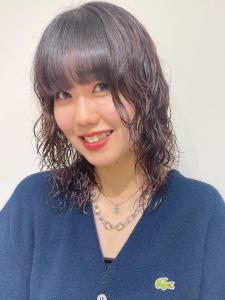 ミディアムパーマ　ウェーブ　アッシュブラック　ぱっつん前髪 - Ai WilL掲載