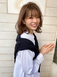 薄め前髪ゆるふわカール外ハネミディピンクベージュ30代梅ヶ丘 - CHAINON掲載