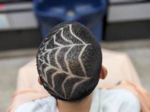 レザーアート　スパイダー　クモの巣　追い画像 - ヘアサロンハラダ掲載