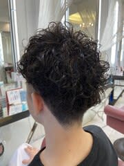 20代30代スパイラルパーマツイストパーマアップバング短髪 - QUALIS 赤塚店掲載