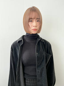顔周りの遊びが可愛い長めミディ_ピンクベージュフェザーバング - nelke掲載