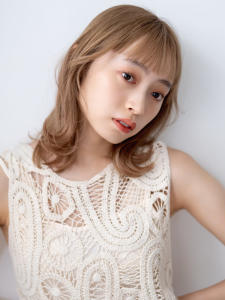 くびれレイヤーボブミディアムハイトーン20代30代 - LAKA TOCCA掲載