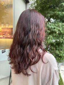 深みレッドのクリッとカールヘア - EMU international 春日部本店掲載