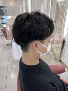20代30代40代ツーブロックセンターパートスパイラルパーマ - QUALIS 赤塚店掲載