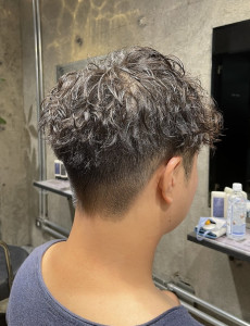 ボリュームを抑えたクルクル感！強め外国人風スパイラルパーマ！ - Men's salon RISE TOKYO 渋谷店掲載