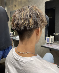 ブリーチ毛が動きを強調！ゆるめハイライトツイストスパイラル！ - Men's salon RISE TOKYO 渋谷店掲載