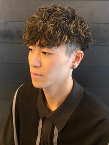 スパイラルパーマ　ツーブロックマッシュ　ハイライト - 完全個室 THIS IS BARBER 3rd掲載