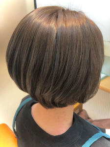 白髪をおしゃれに活かして楽しむ大人のグレイヘア（ハーフ） - 美容室KISEI 幸町店掲載