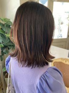 伸ばしかけにもくびレイヤーエモージュ前髪あり外ハネミディヘア - CHAINON掲載