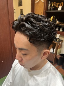 黒髪ウェーブパーマ - メンズ専門理容室 BroTokyo BARBERSHOP 銀座店掲載