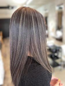 10代20代うる艶ロングヘア×透明感ハイライトカラー - HAIR MAKE age 天神西通り店掲載