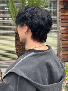 メンズ爽やか束感スパイラルパーマ×艶感黒髪マッシュショート - NAKAO COIFFURE掲載