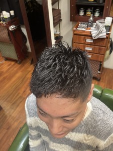 くせ毛風 ナチュラルカールアイロンパーマ - メンズ専門理容室　BroTokyo BARBERSHOP 有楽町店掲載