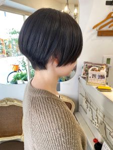 えりあしスッキリ耳かけショート前髪長めカットが上手い美容室 - CHAINON掲載