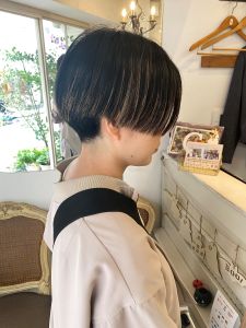 襟足刈り上げ前下がりショート黒髪ハイライトストレート仕上げ - CHAINON掲載