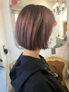 ハイトーンピンクベージュのルーツシャドウカラーショートボブ - CHAINON掲載