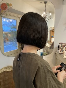 切りっぱなし黒髪ボブコスメストレートで乾かすだけでまとまる - CHAINON掲載