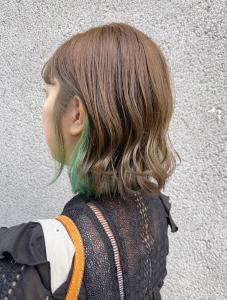 推し色グリーンインナーカラー　カーキベージュ切りっぱなしボブ - MANOHARU掲載