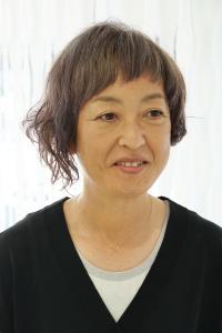 アシンメトリー　パーマ　刈り上げ　40代、50代　白髪ぼかし - piquetoile掲載