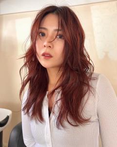 ワインレッド＋ザクザクレイヤーでトレンドヘアに！！！ - Hotely掲載