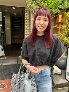 顔周りの遊びが可愛い長めミディ_ダークピンク_フェザーバング - nelke掲載