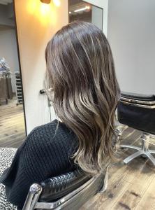 ハイライトバレイヤージュ・グレージュカラー・ルーズロング - hair＆make egerie掲載