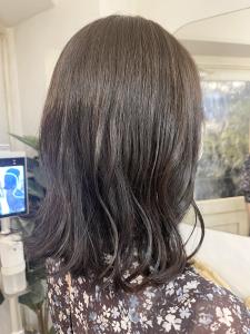 透明感のあるグレージュカラー鎖骨ミディアムくびれヘア小田急線