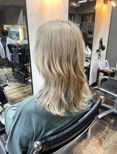 白髪ぼかし可・ホワイトブロンドブリーチ・くびれミディアム - hair＆make egerie掲載