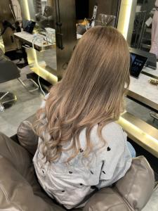 ハイトーンを生かして上品グラデーションに！ - Bulansis Hair掲載
