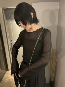 グレーベージュ レイヤーロング 前髪パーマ アッシュブラック - ARCANA 明治神宮前 表参道 原宿掲載