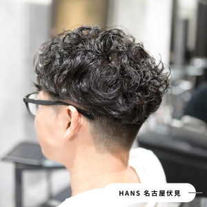 ビジネスシーンにも溶け込む刈り上げメンズパーマスタイル - HANS 名古屋 伏見掲載