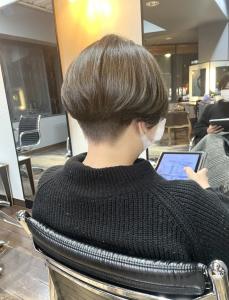 シークレットハイライト抜け感カラー・前下がり刈り上げショート - hair＆make egerie掲載
