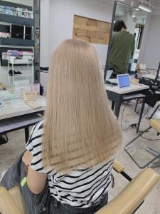 ホワイトミルクティーベージュロングレイヤー所沢小手指 - agir hair 所沢 【アジールヘア】 所沢プロペ通り店掲載