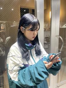 黒髪グレーベージュレイヤーロング前髪パーマ アッシュブラック - ARCANA 明治神宮前 表参道 原宿掲載