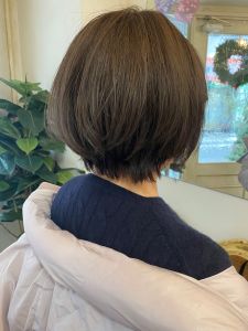 赤みを抑えたモノトーンカラー長めの丸みショート梅ヶ丘豪徳寺 - CHAINON掲載