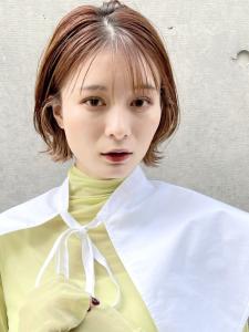 くびレイヤーエモージュ前髪パーマグレーベージュレイヤーボブ - NERIE 銀座掲載