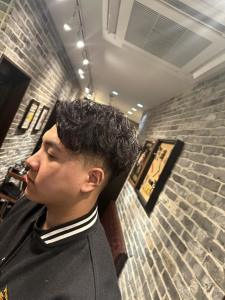 スペインカールもできる！かき上げ風パーマ - Million Bucks Barbershop 御徒町店掲載