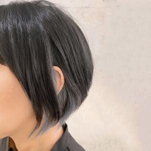 グレイッシュブルーのイヤリングカラー - VoguA掲載