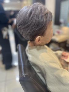 白髪をグレイヘアに