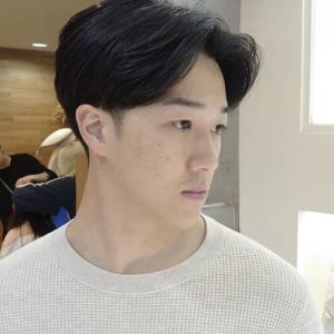 センターわけのワンカールパーマで自然と流れるスタイルに◎ - HEAT by UNCUT＆LOUNGE掲載