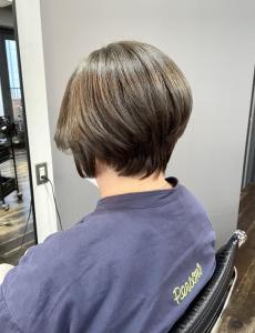 白髪ぼかしカラー・前下がりショートボブ・グレージュカラー - hair＆make egerie掲載