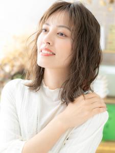 抜け感ウェットヘア小顔波巻きエアリーミディ　ことりベージュ - COVER HAIR & SPA bliss 浦和西口店【カバー ヘア アンド スパ ブリス】掲載