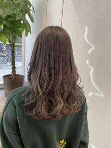 ミルクティーベージュカラー×ゆる巻きロング - e.m.a PREMIUM BEAUTY SALON掲載