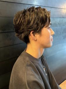 ダウンパーマ　センターパート　黒髪カジュアル - THIS IS BARBER 2nd掲載