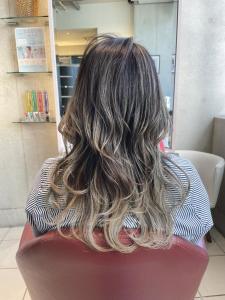 根元が伸びても気にならないバレイヤージュ - EMU international 春日部本店掲載